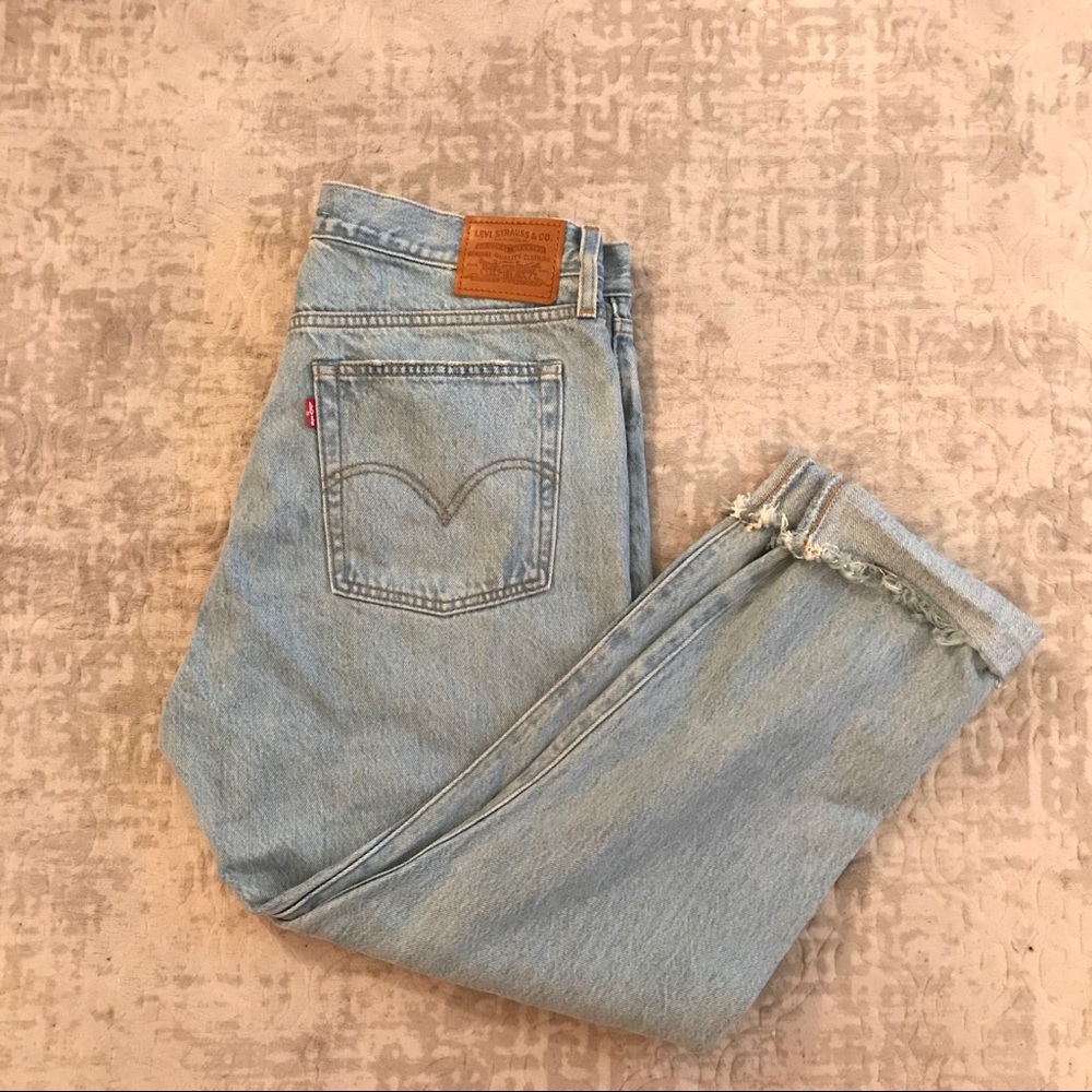 Levi’s 501 wedgie distressed jean